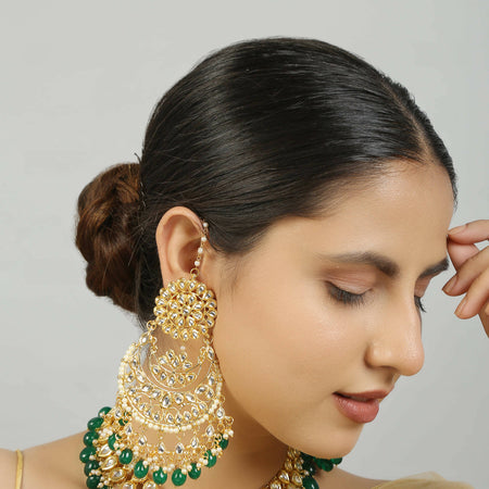 Gold toned kundan necklace with pair of earrings