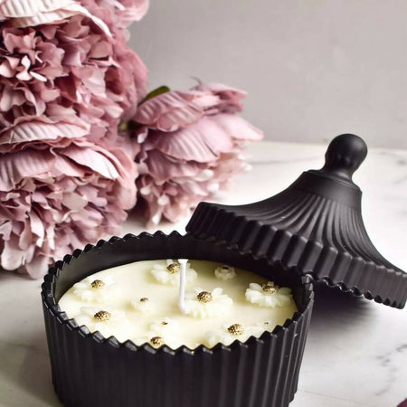 Soy wax candle with white daisy flower decoration